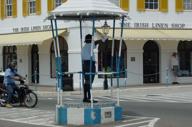 The joys of life in shorts - Bermuda policeman (Source: commons.wikimedia.org/)