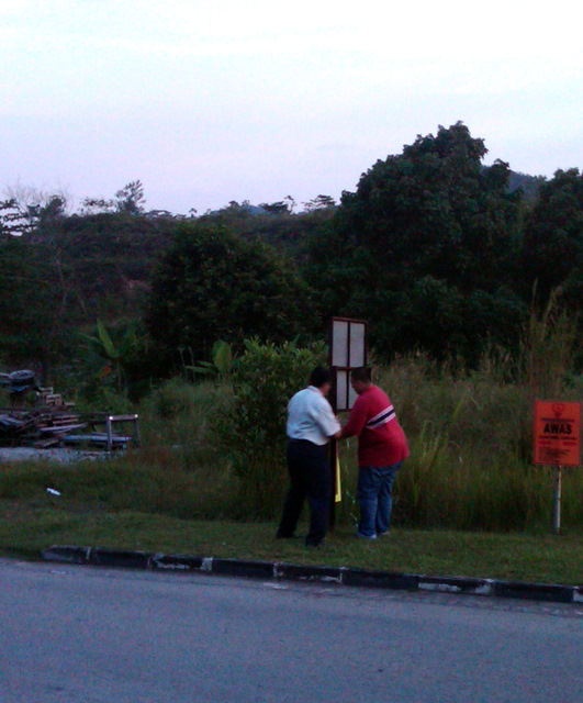 The team putting up signs for the ceramah
