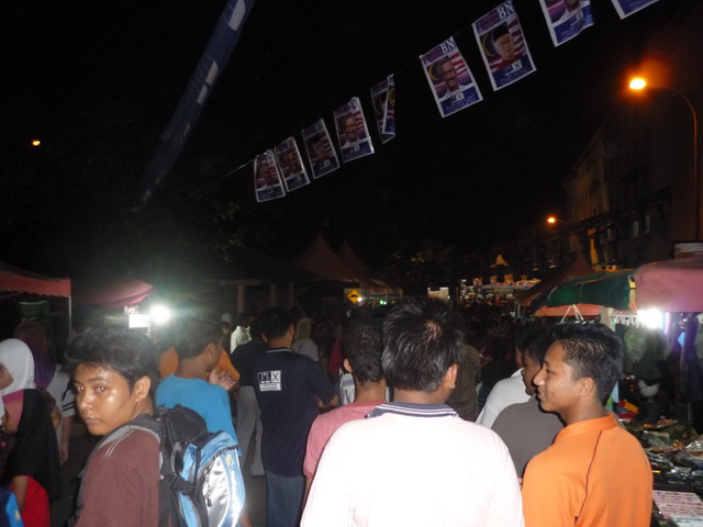 Crowd at BN ceramah (front view)