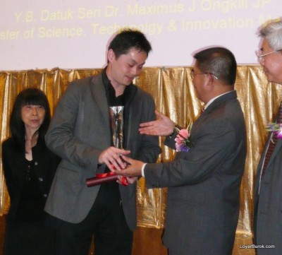 Edmund Bon Tai Soon accepting his Young Professional Integrity Award from Dr.Maximus Ongkili