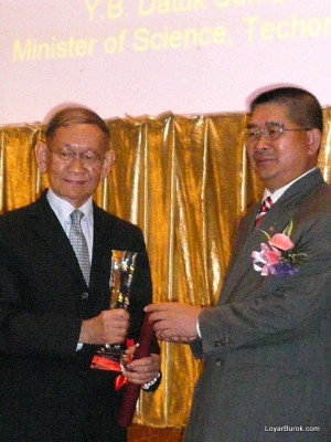 Raja Aziz Addruse accepting his award