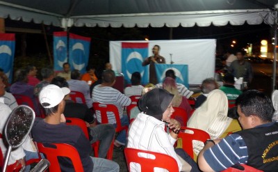 Cikgu Faris taking his time in persuading the people to vote for Pakatan.