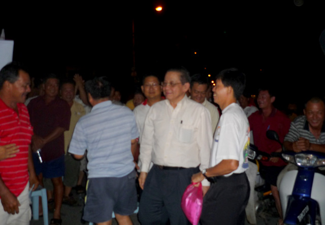 Wide smiles carved on faces as YB Lim Kit Siang arrives