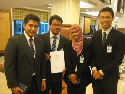 Memorandum in hand at the Parliament. Source: Photo students' own