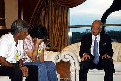 Teoh's parents at a meeting with the Prime Minister, Najib Razak. (Source: themalaysianinsider.com)